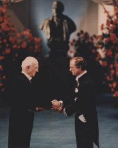 Dr. Joseph E. Muray receiving the 1990 Nobel Prize in Medicine.